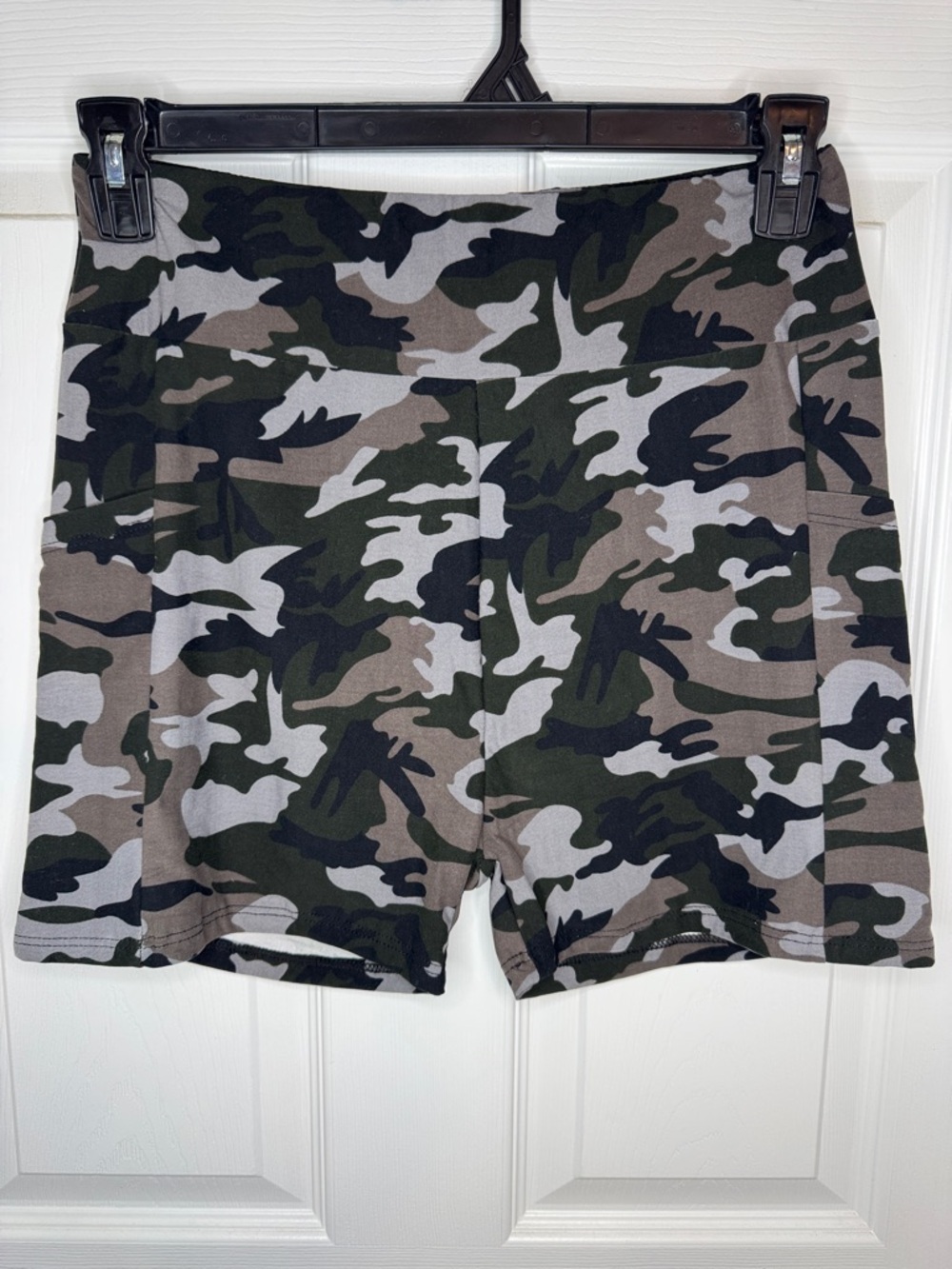 NWOT Zenana Outfitters Women's Camo Bike Shorts with Pockets